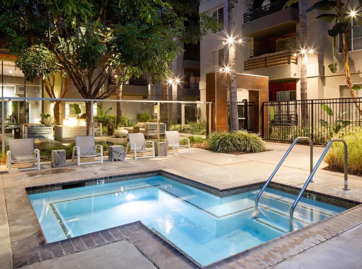2bd 2ba Santa Monica With Relaxing Pool View Los Ángeles